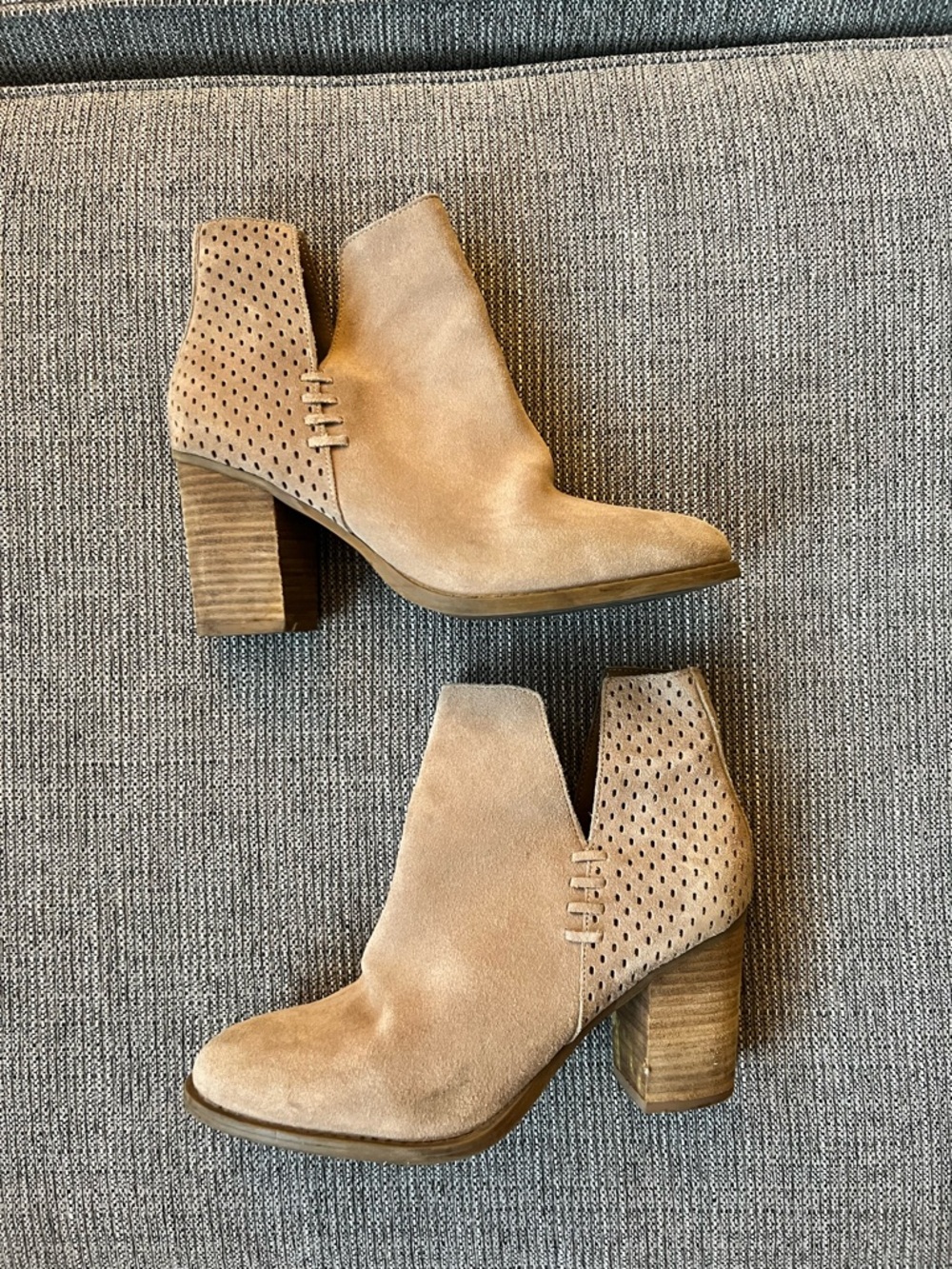 Steve Madden Shepp Suede Ankle Booties Size 8.5 Taupe Beige Chunky Heel
